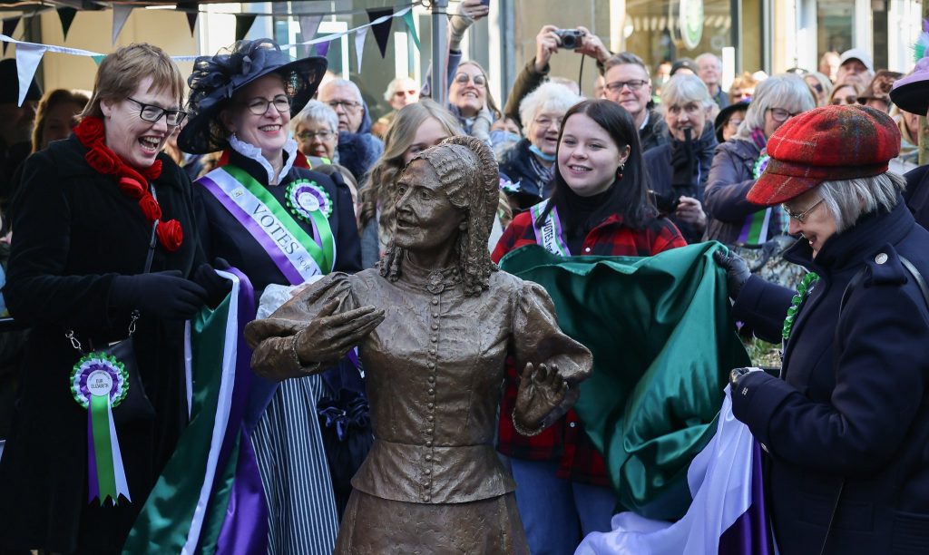 Baroness Hale of RIchmond whips off the unveilng cloth from the Our Elizabeth statue