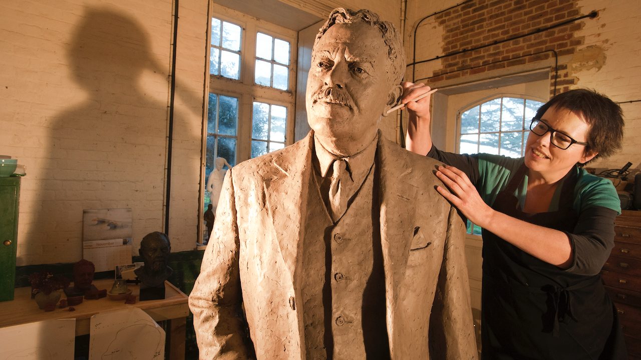 Photo of Hazel Reeves and Sur Nigel Gresley statue (Photo by Roger Bamber)